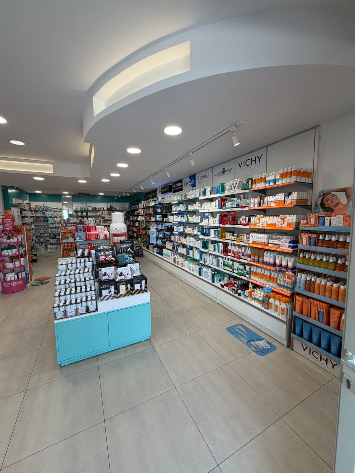 Wide product range including Vichy, Avène and sun-care displays